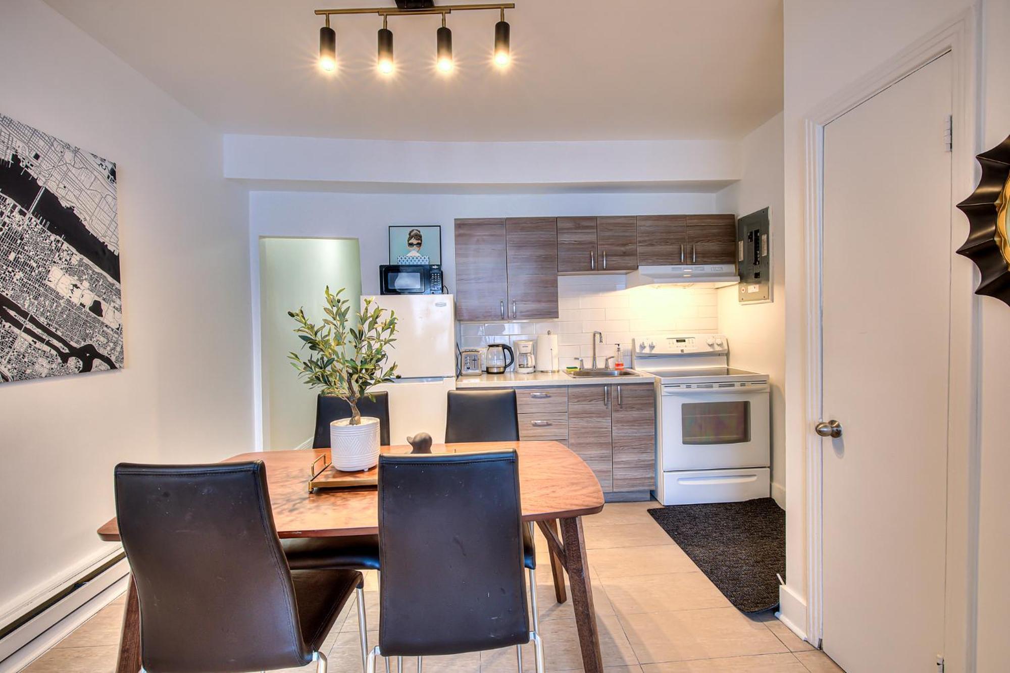 Plateau Escape & Nightlife Adventures! Downtown Super Value! Full 1br Apartment