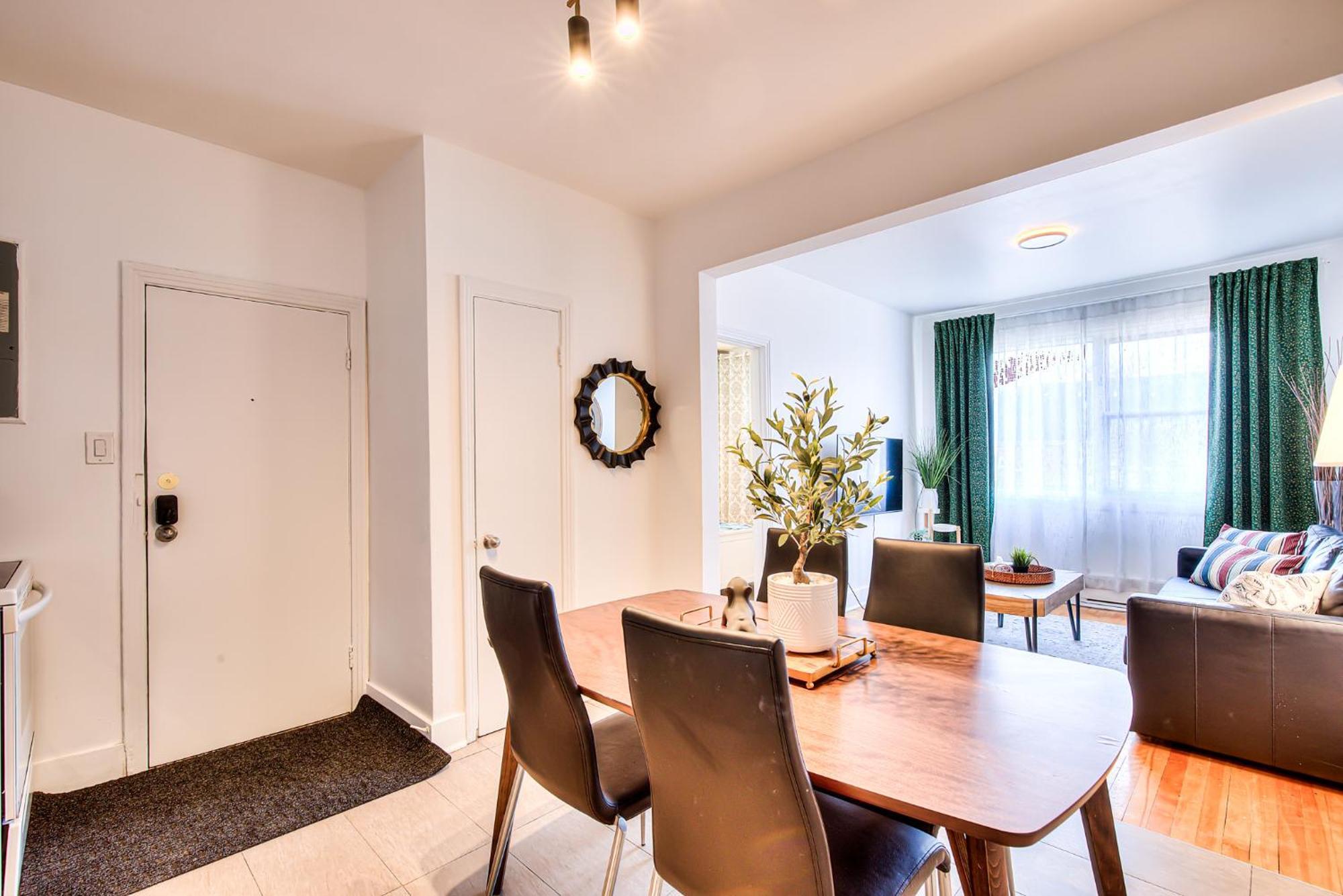 Plateau Escape & Nightlife Adventures! Downtown Super Value! Full 1br Apartment Montreal