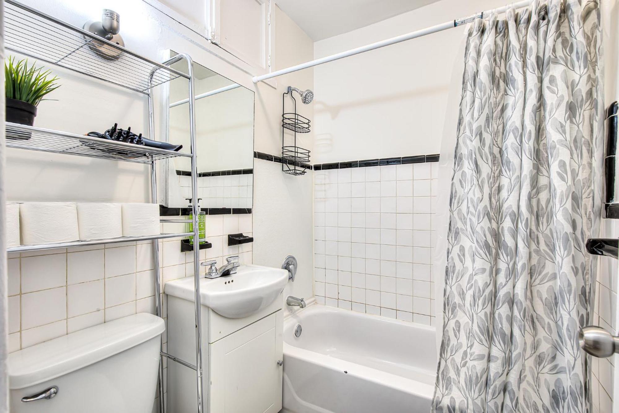 Apartment Plateau Escape & Nightlife Adventures! Downtown Super Value! Full 1br Montreal