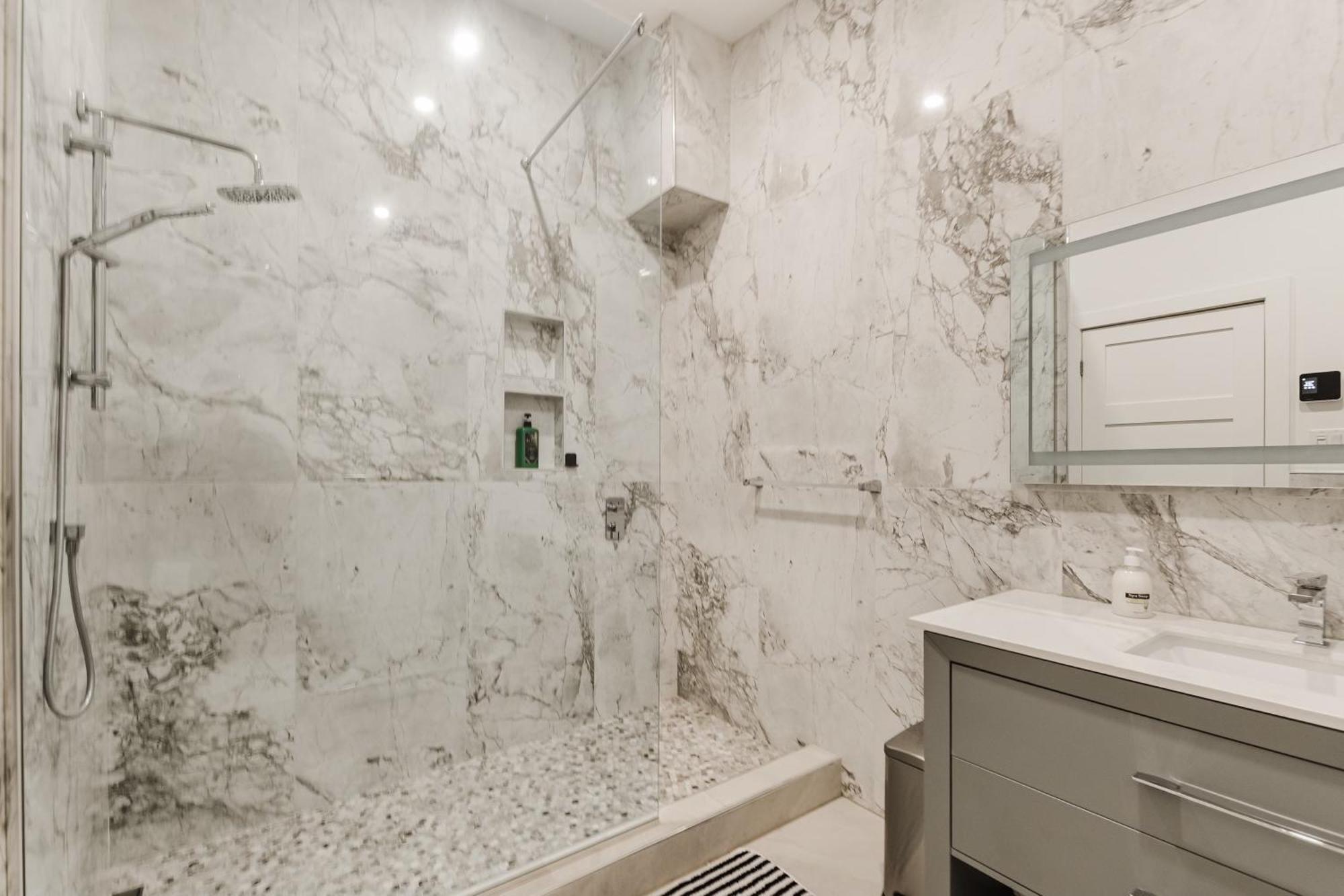 Apartment Elegant 3 Bedroom In Old Port - 302 *