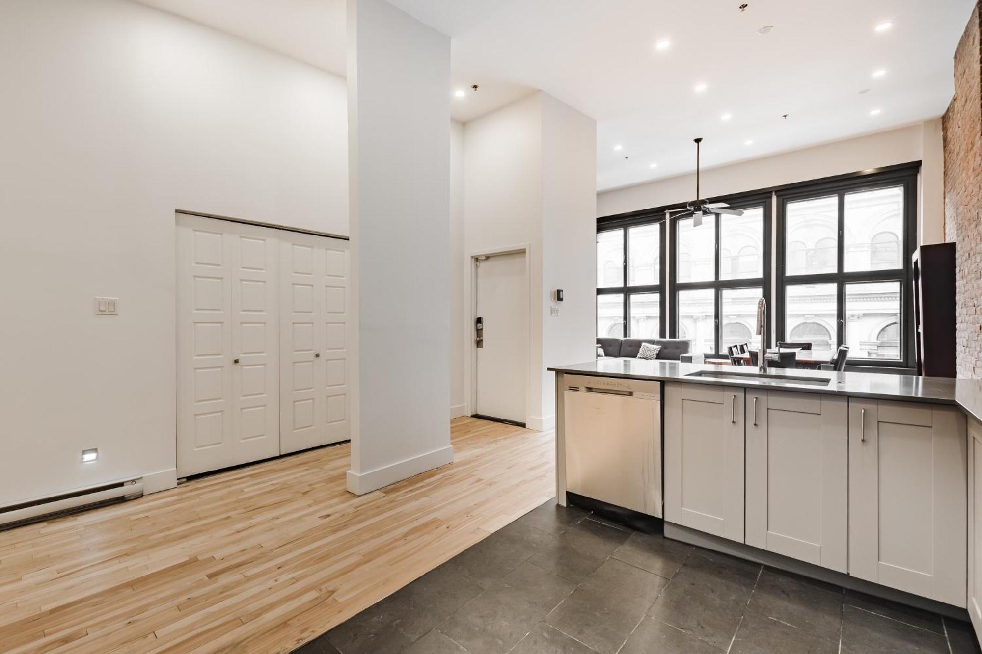 Elegant 3 Bedroom In Old Port - 302 Montreal