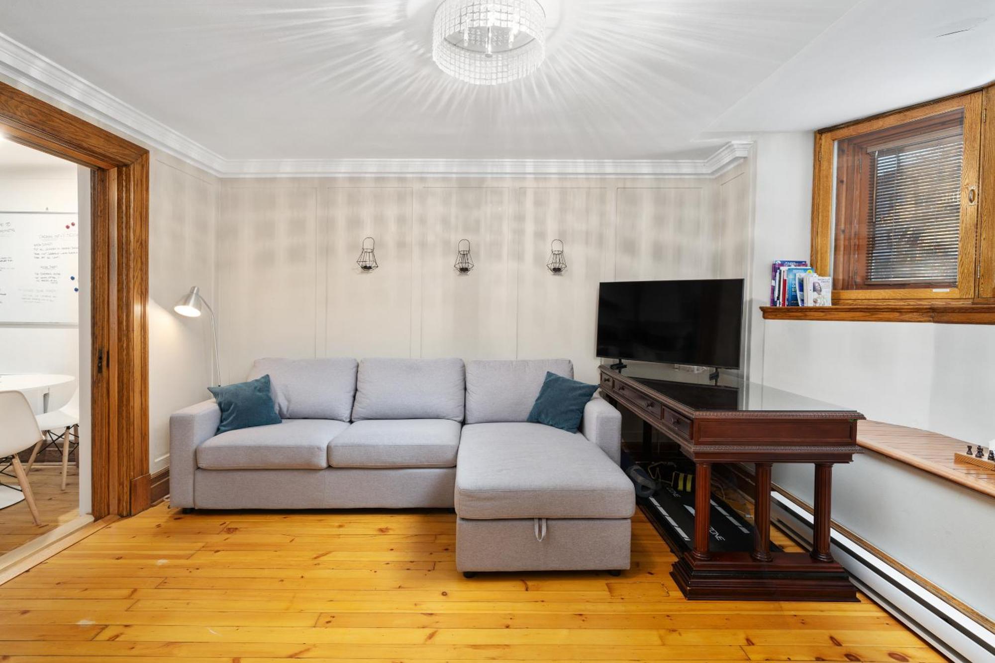 Modern, Cozy In Heart Of Mont Royal Montreal