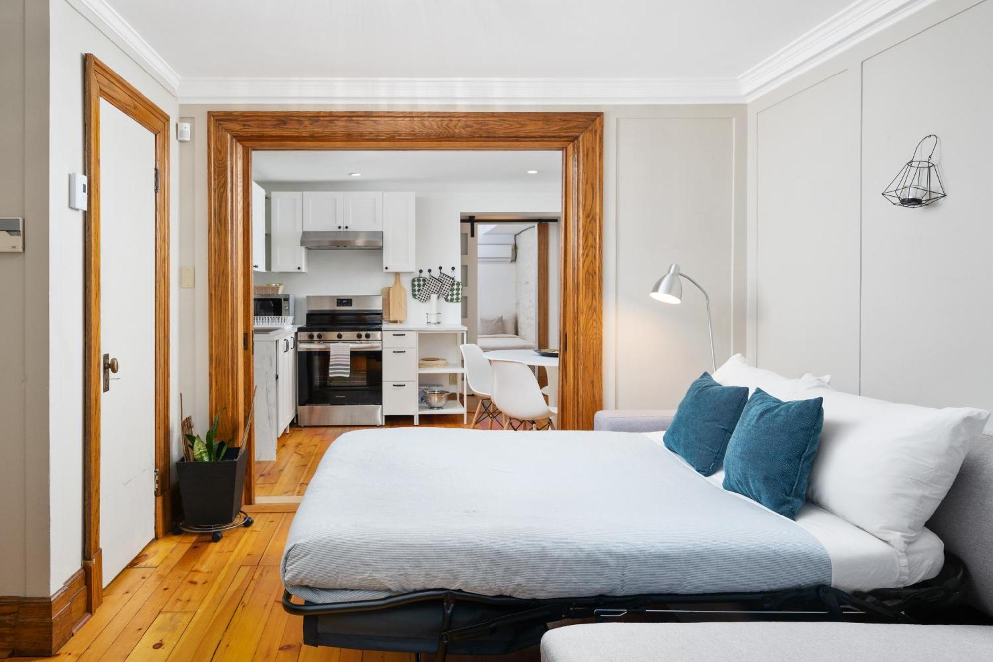 Modern, Cozy In Heart Of Mont Royal Apartment