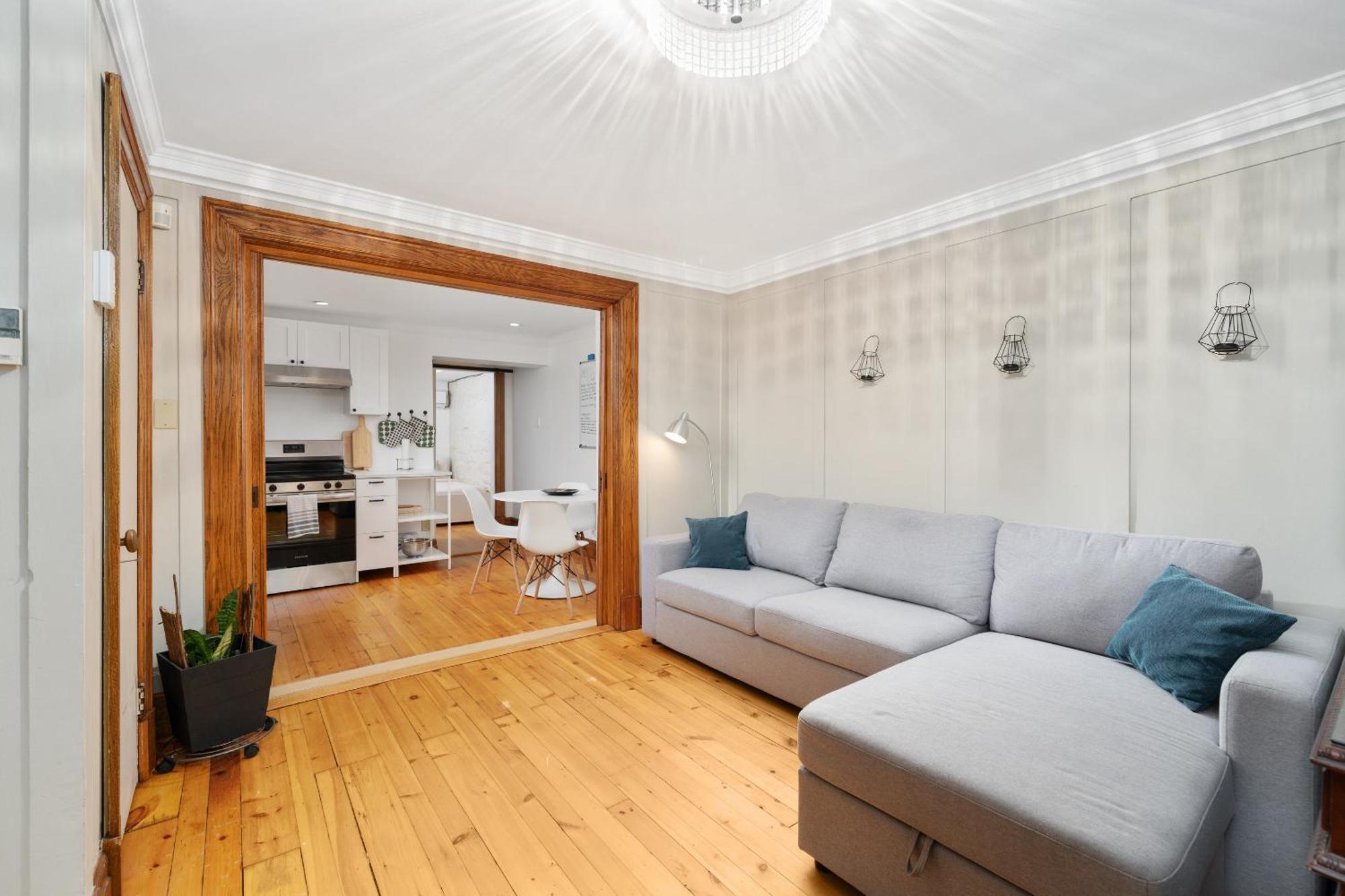 Modern, Cozy In Heart Of Mont Royal Apartment Montreal
