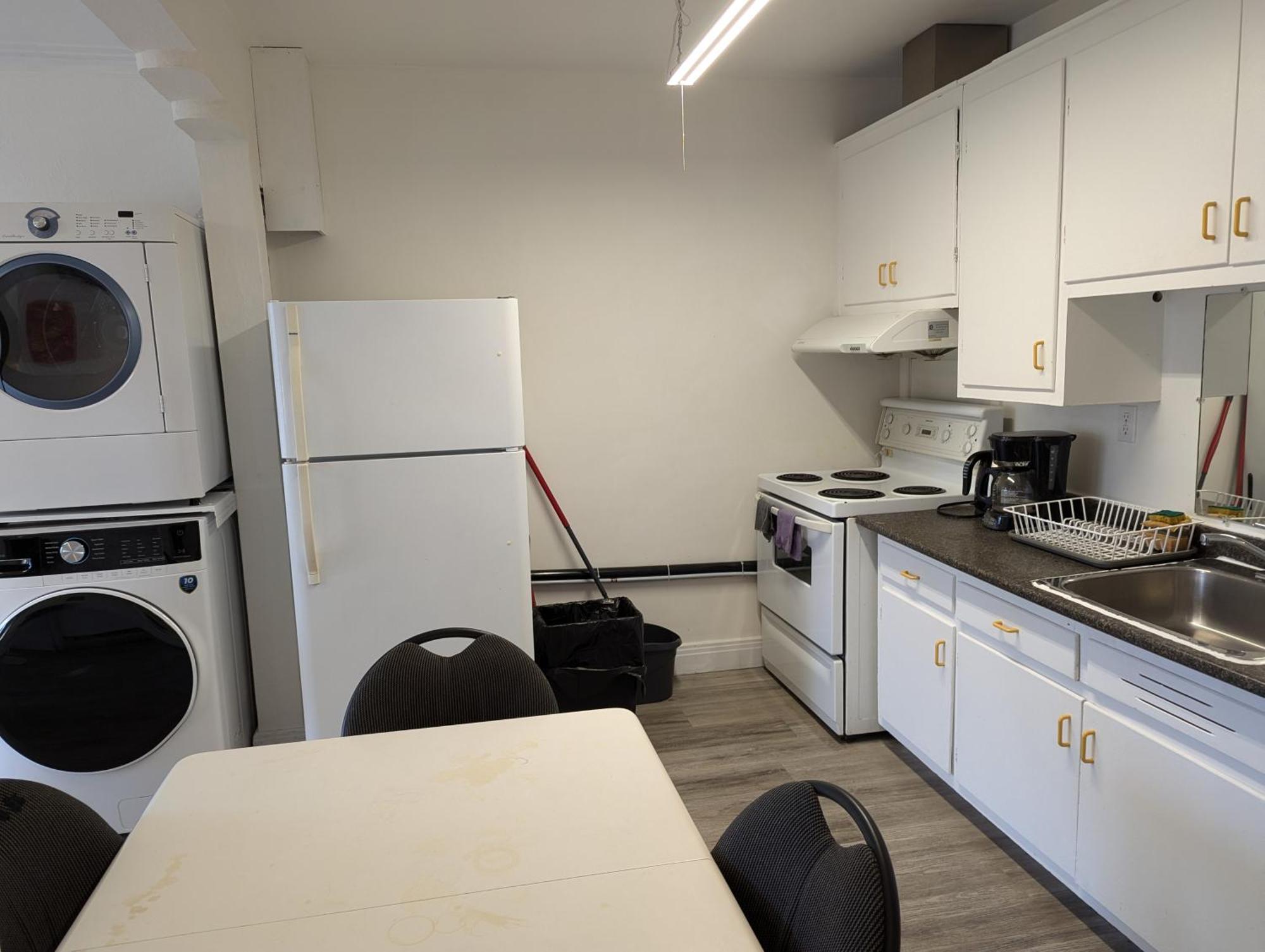 Comfy Close To Metro Monk Station With Self Check In Apartment