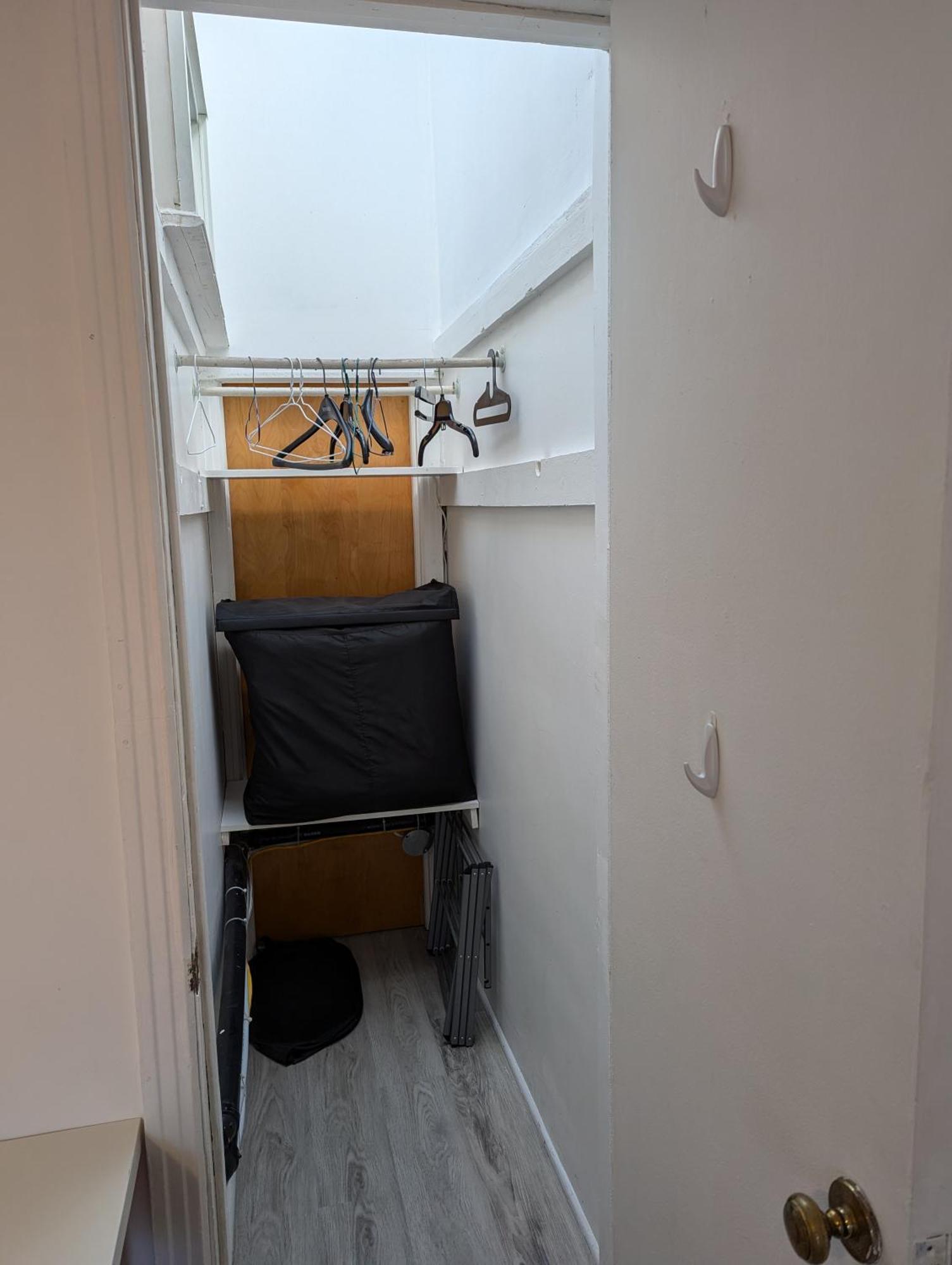Comfy Close To Metro Monk Station With Self Check In Apartment