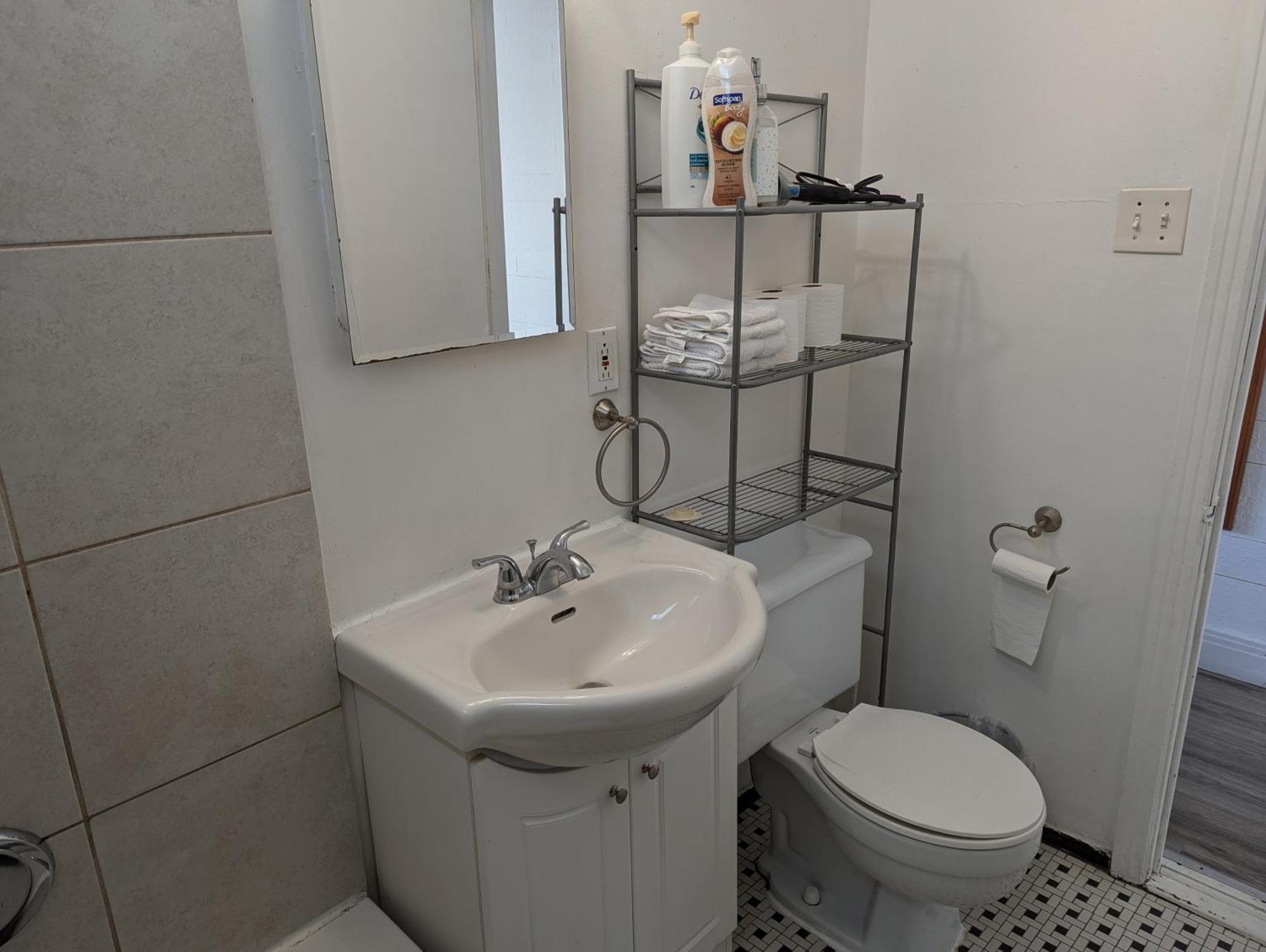 Comfy Close To Metro Monk Station With Self Check In Apartment