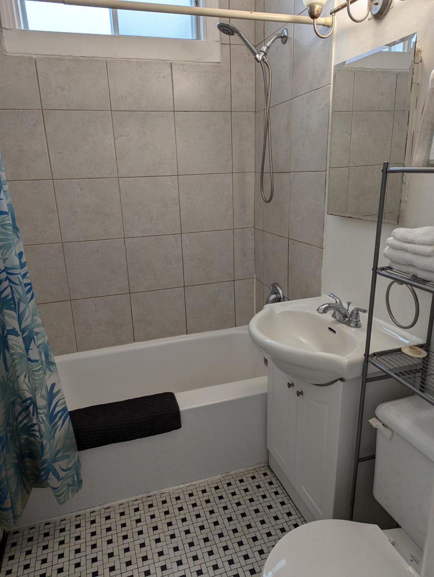 Comfy Close To Metro Monk Station With Self Check In * Montreal