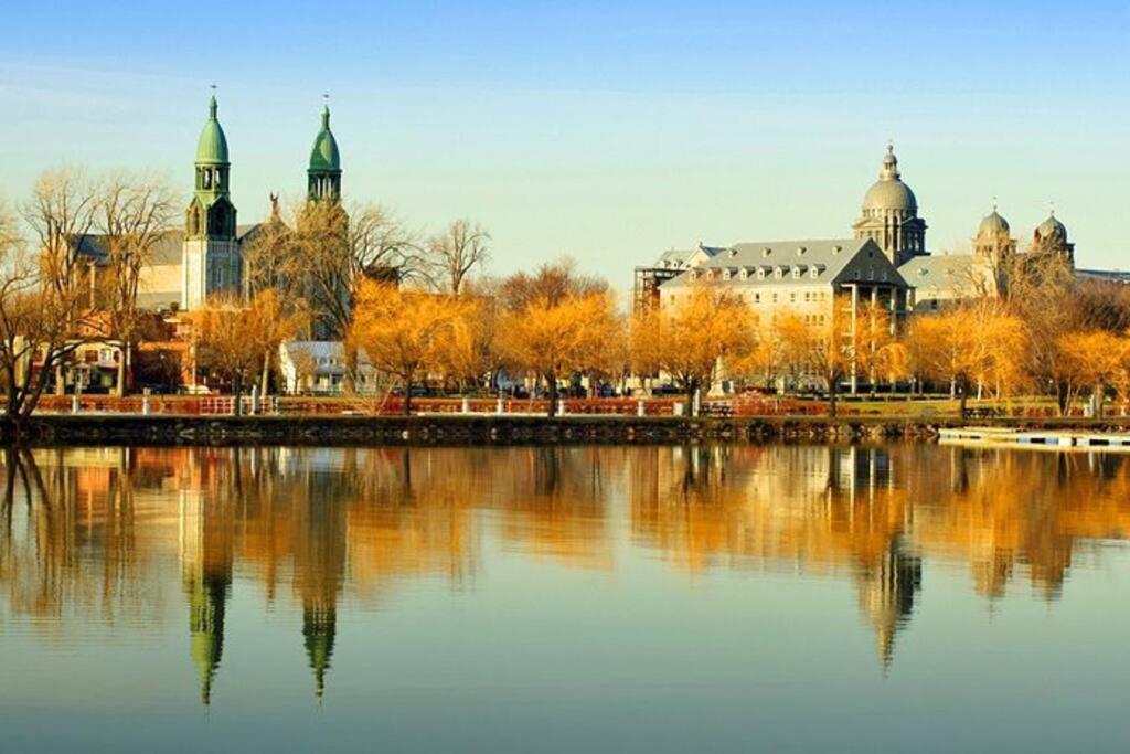 Holiday home Heart Of Mtr For Memorable Experience 7minmetro 2 Backyard Fully Equipped Montreal