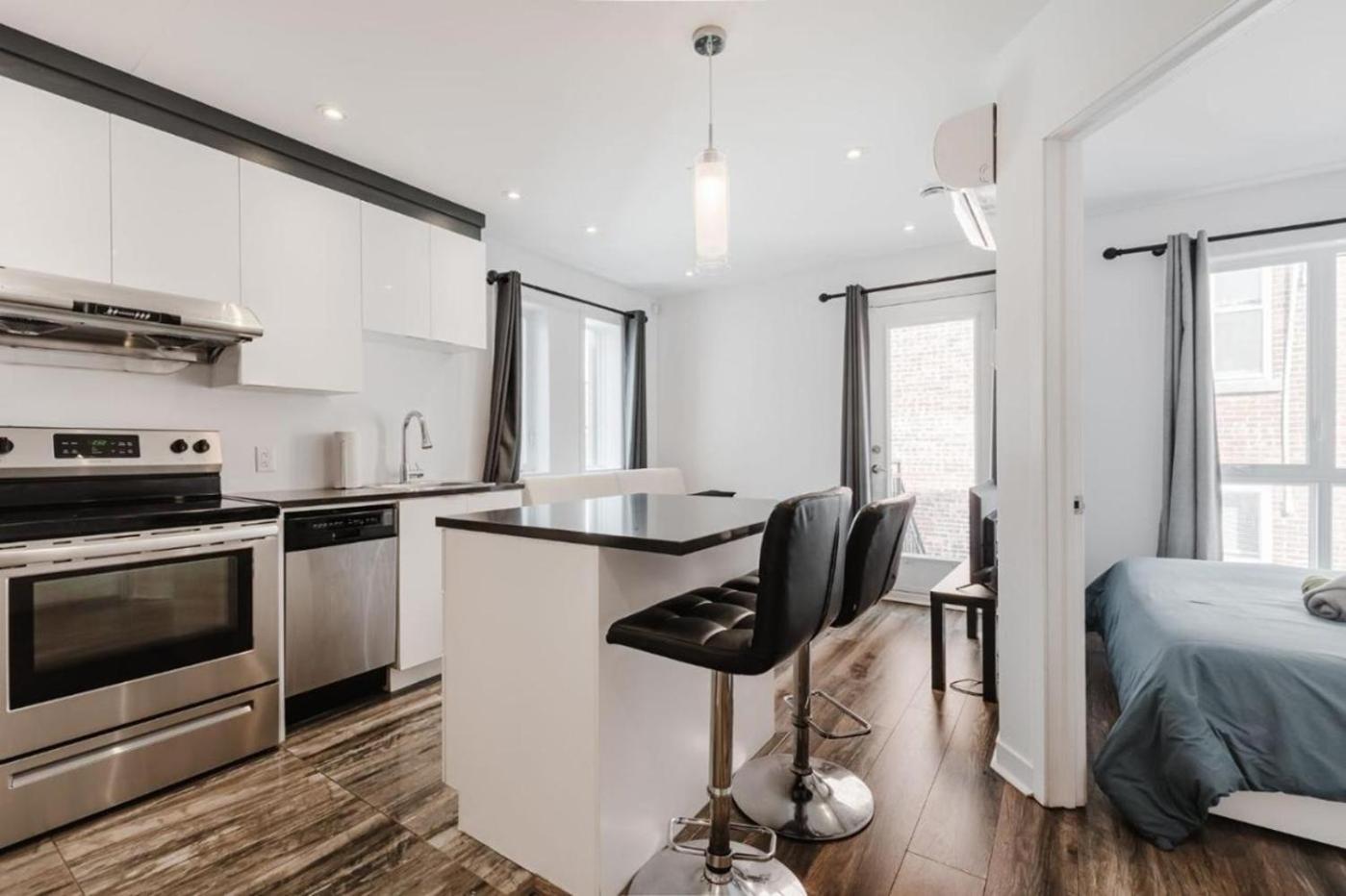 Charming 1 Bedroom Apt Quiet Location 302 Montreal