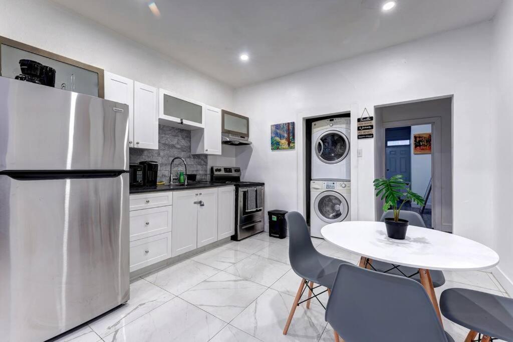 Blue Lounge - Downtown - Lafontaine Park Apartment Montreal