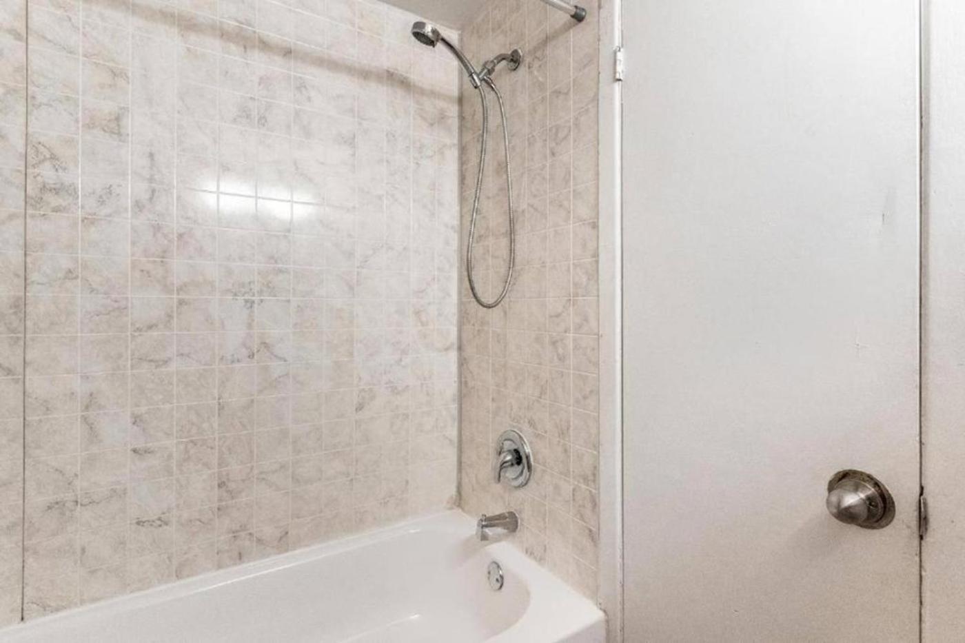 Petite One-bedroom Escape Near Downtown 104