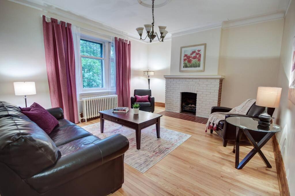 Cheerful House 3 Bedrooms 3 Bathrooms 3 Free Parking *