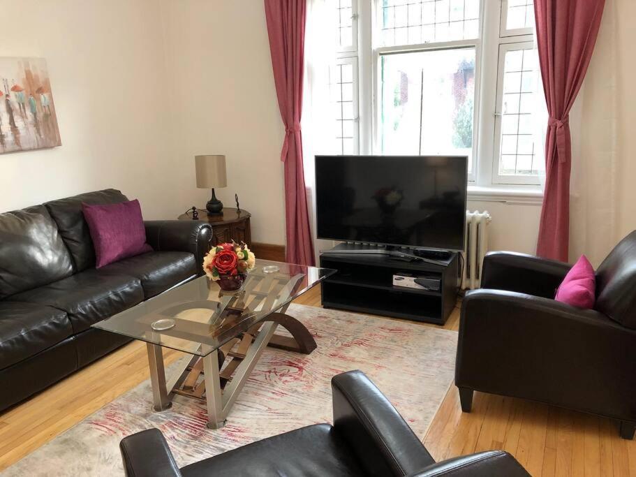 Cheerful House 3 Bedrooms 3 Bathrooms 3 Free Parking *