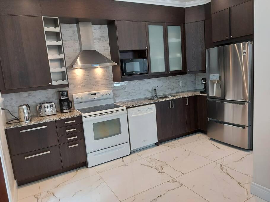 Cheerful House 3 Bedrooms 3 Bathrooms 3 Free Parking Montreal