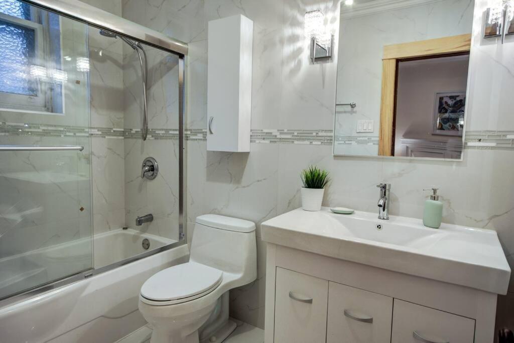 Cheerful House 3 Bedrooms 3 Bathrooms 3 Free Parking Apartment *