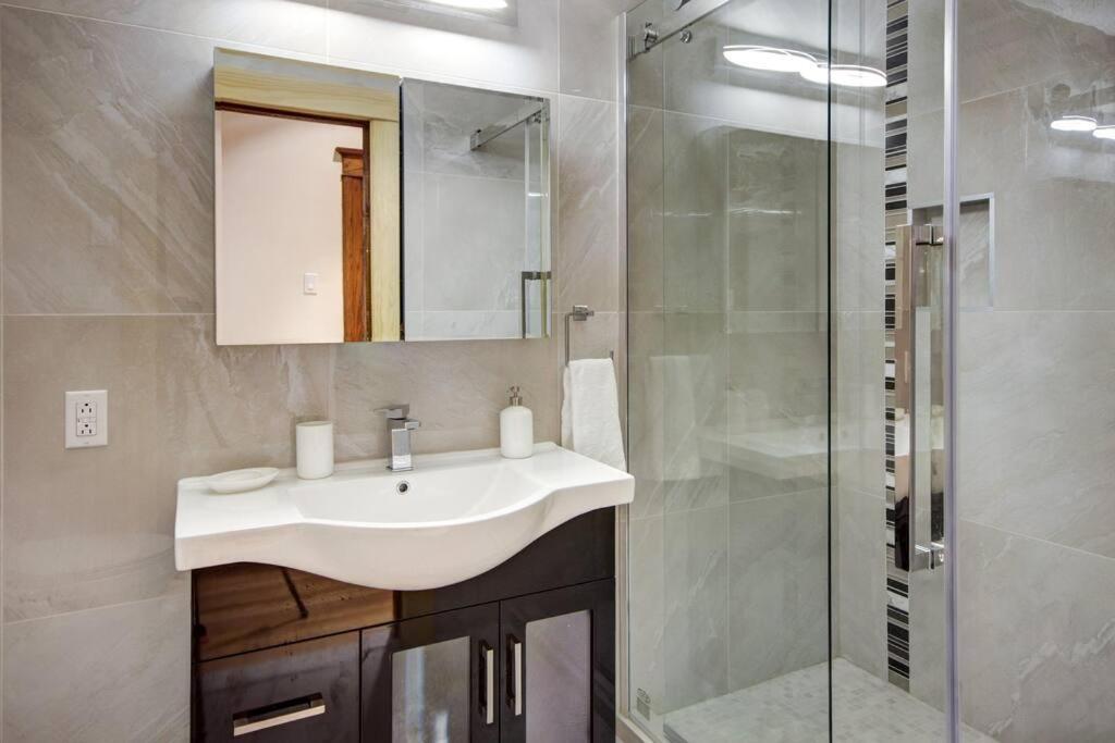 Apartment Cheerful House 3 Bedrooms 3 Bathrooms 3 Free Parking