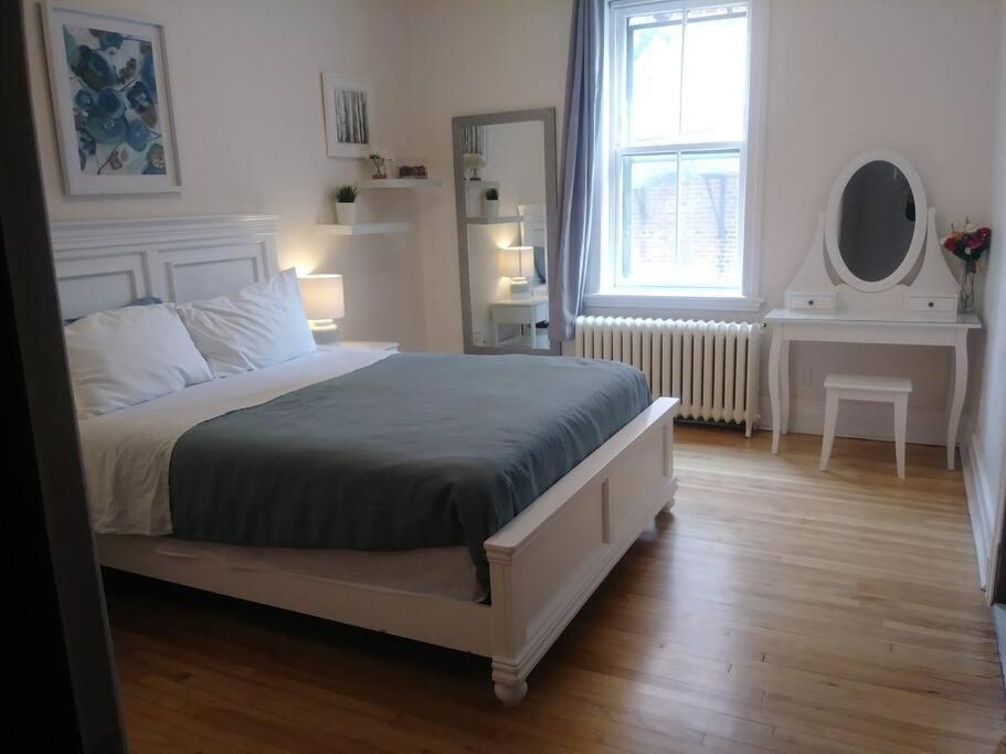 Cheerful House 3 Bedrooms 3 Bathrooms 3 Free Parking