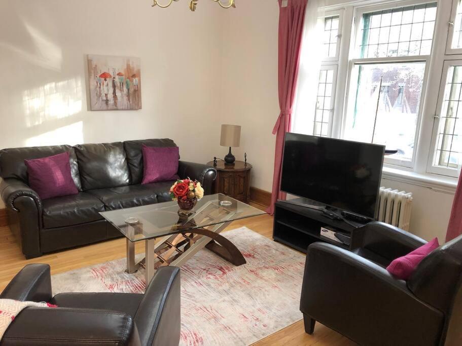 Apartment Cheerful House 3 Bedrooms 3 Bathrooms 3 Free Parking *