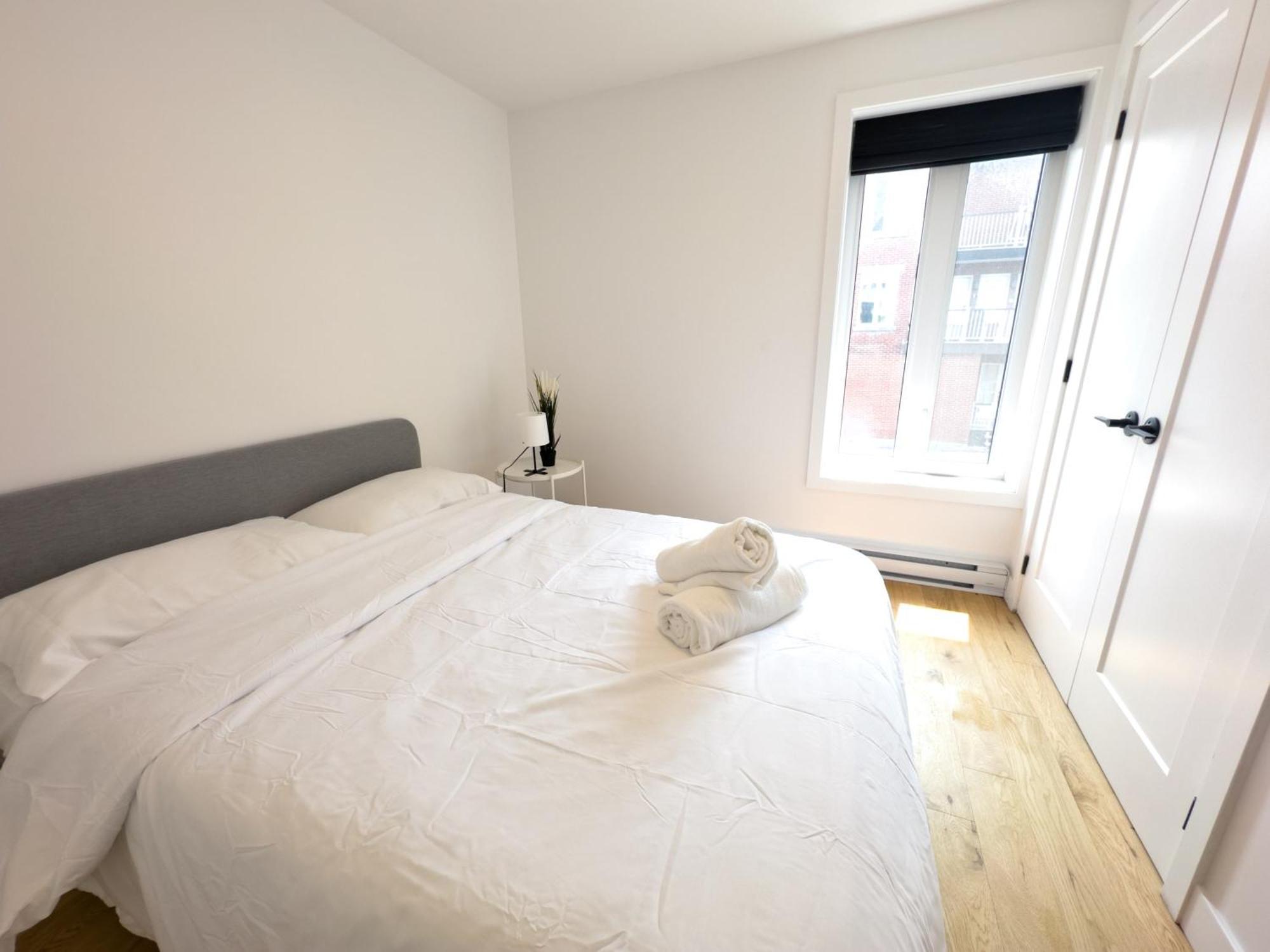 Beautiful 2 Bedr Haven 2mins From Metro Apartment