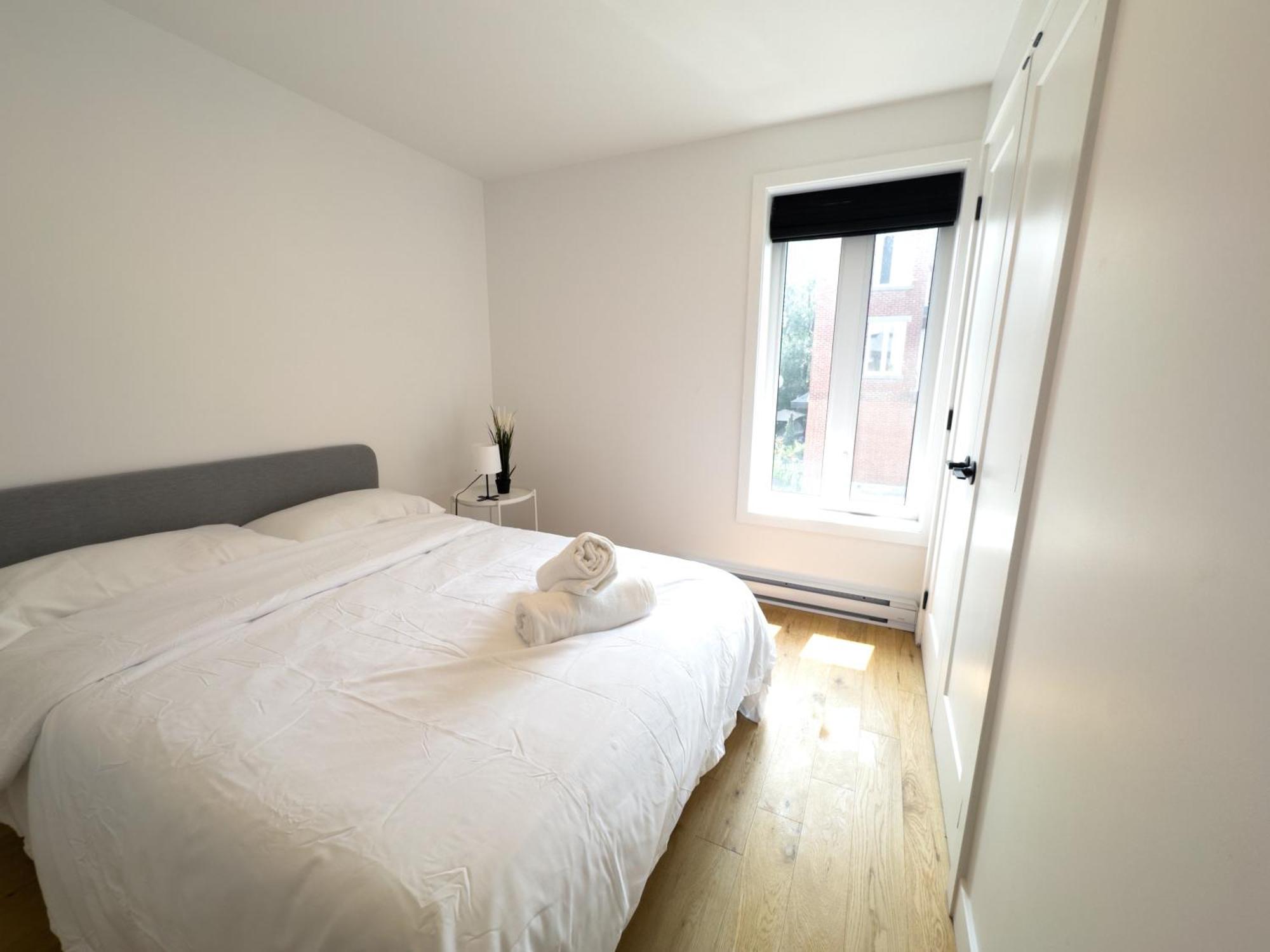 Beautiful 2 Bedr Haven 2mins From Metro Apartment