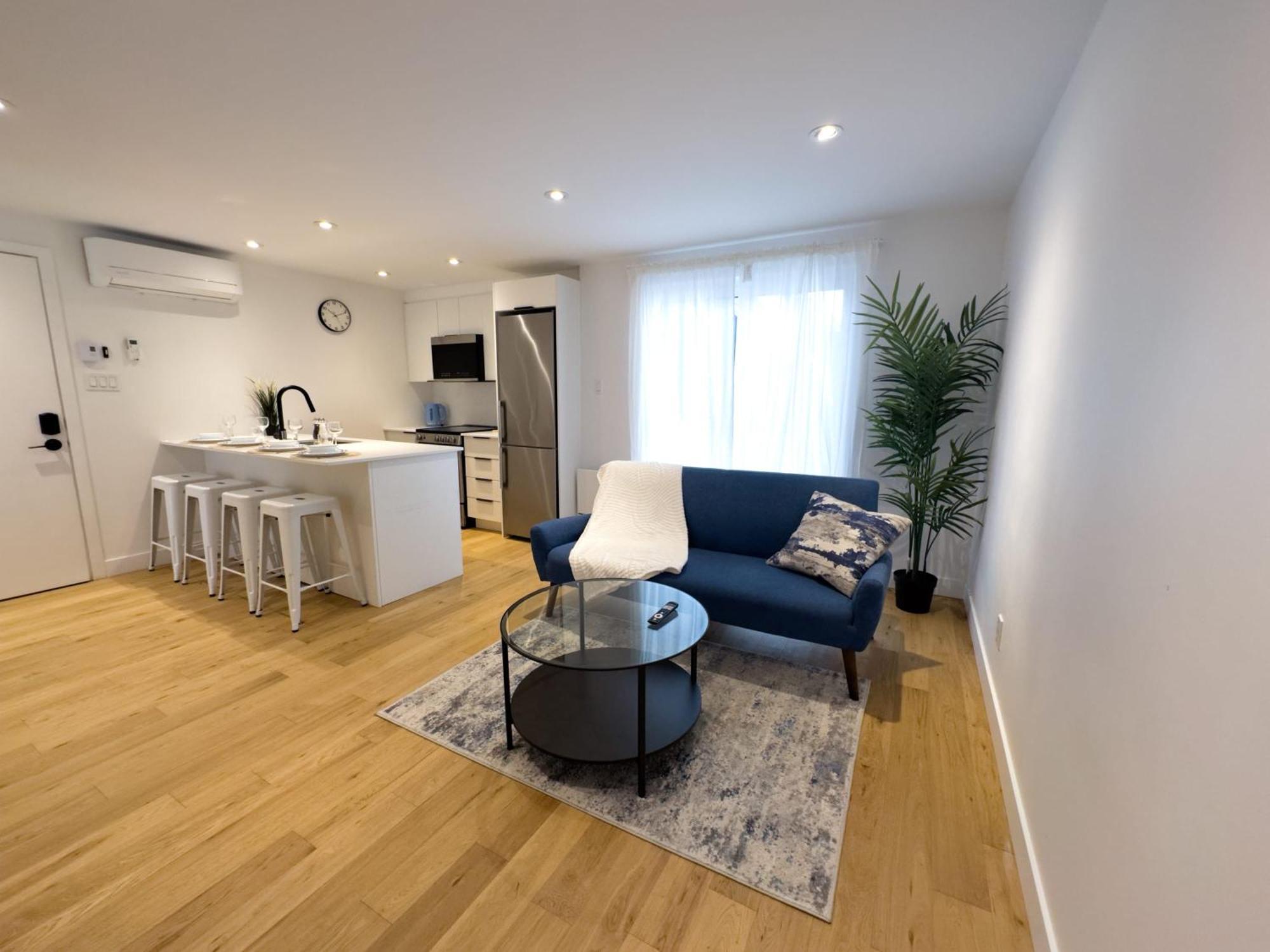 Beautiful 2 Bedr Haven 2mins From Metro * Montreal