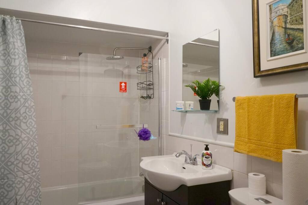 Cute 2 Bedroom Unit, Ground Floor, Downtown, 32 Days Minimum * Montreal
