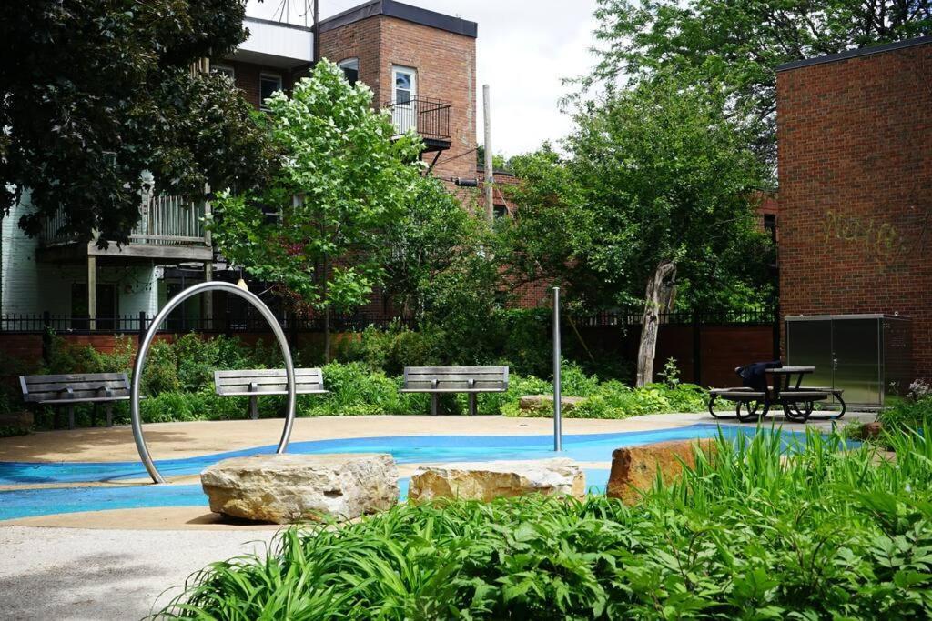 Apartment Cute 2 Bedroom Unit, Ground Floor, Downtown, 32 Days Minimum *