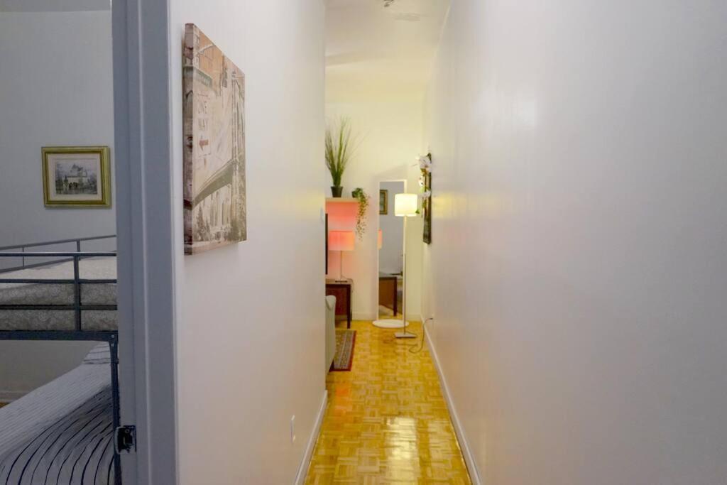 Cute 2 Bedroom Unit, Ground Floor, Downtown, 32 Days Minimum Apartment Montreal
