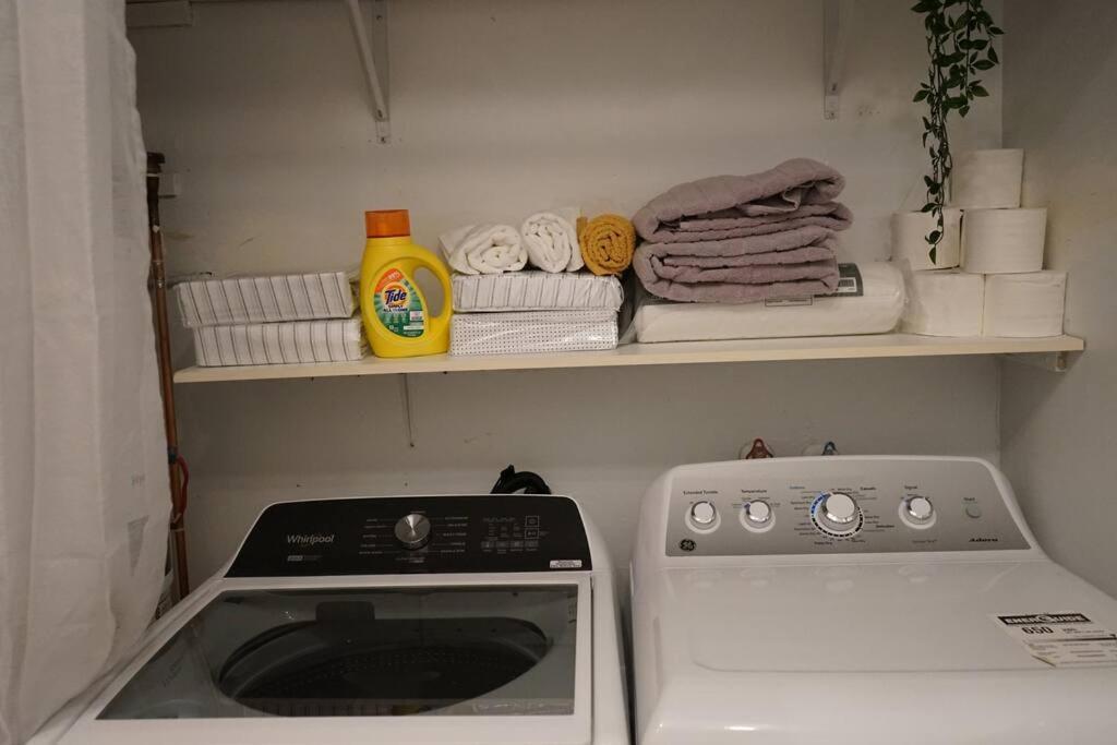 Cute 2 Bedroom Unit, Ground Floor, Downtown, 32 Days Minimum Apartment