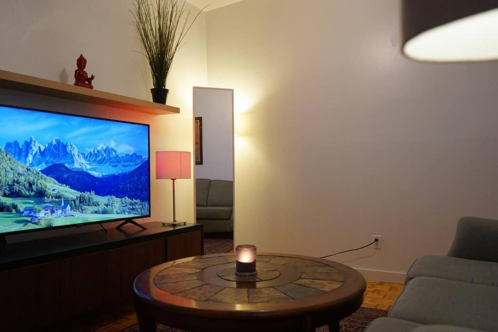 Apartment Cute 2 Bedroom Unit, Ground Floor, Downtown, 32 Days Minimum
