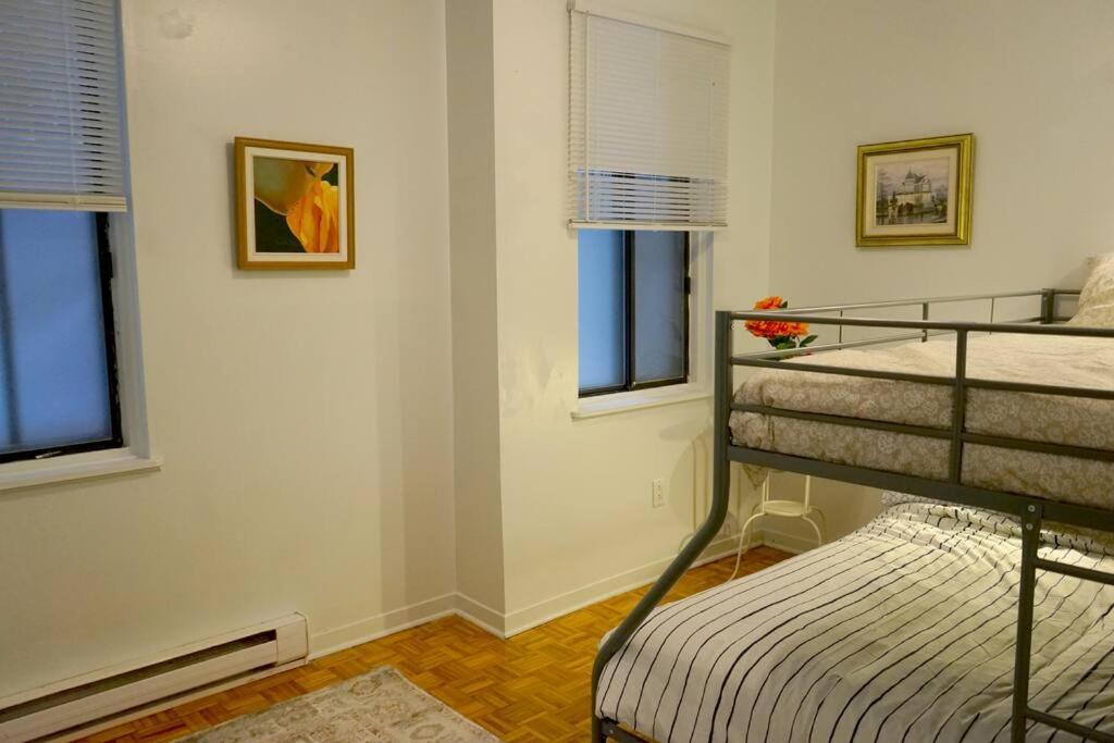 Cute 2 Bedroom Unit, Ground Floor, Downtown, 32 Days Minimum Montreal