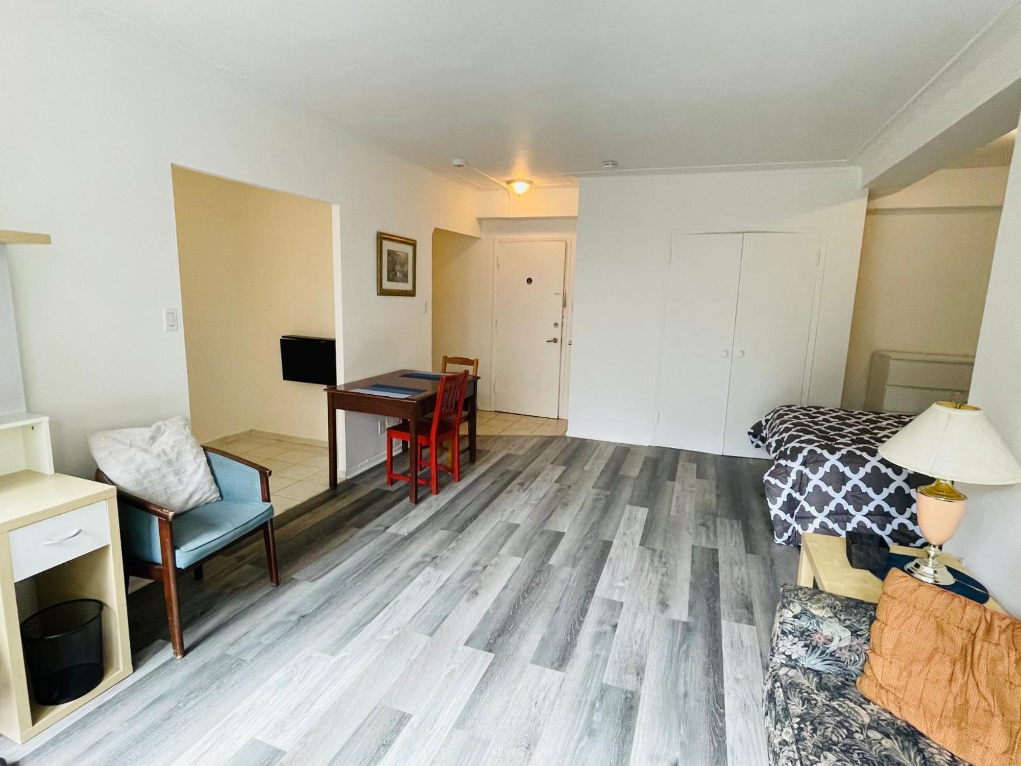 Stylish Comfortable In The Golden Square Mile *