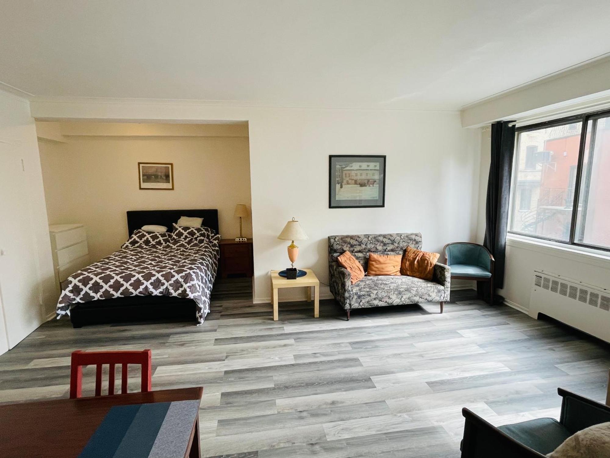 Stylish Comfortable In The Golden Square Mile Apartment *