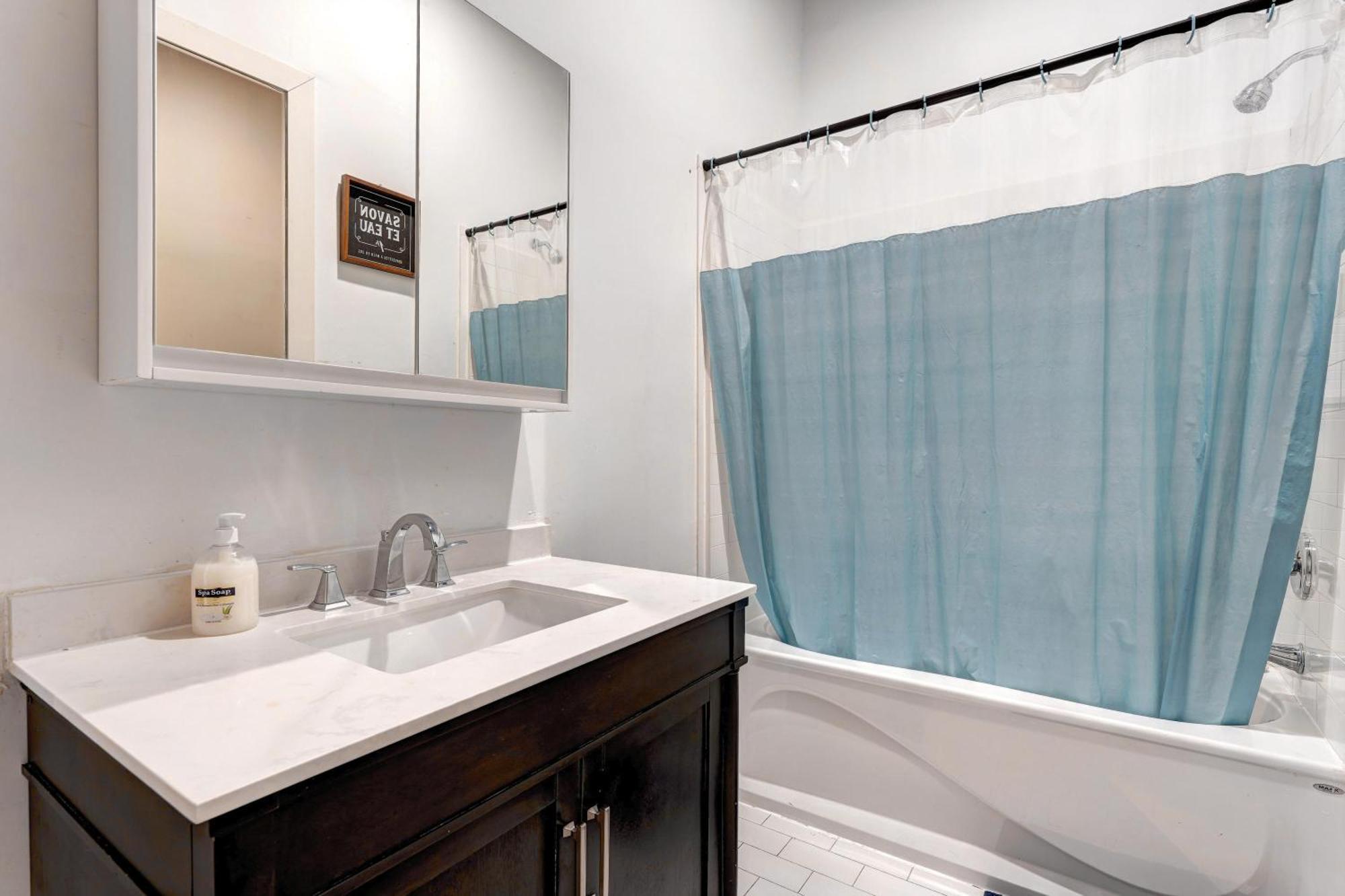 Apartment #2 - Big Loft - Plaza St-hubert Montreal