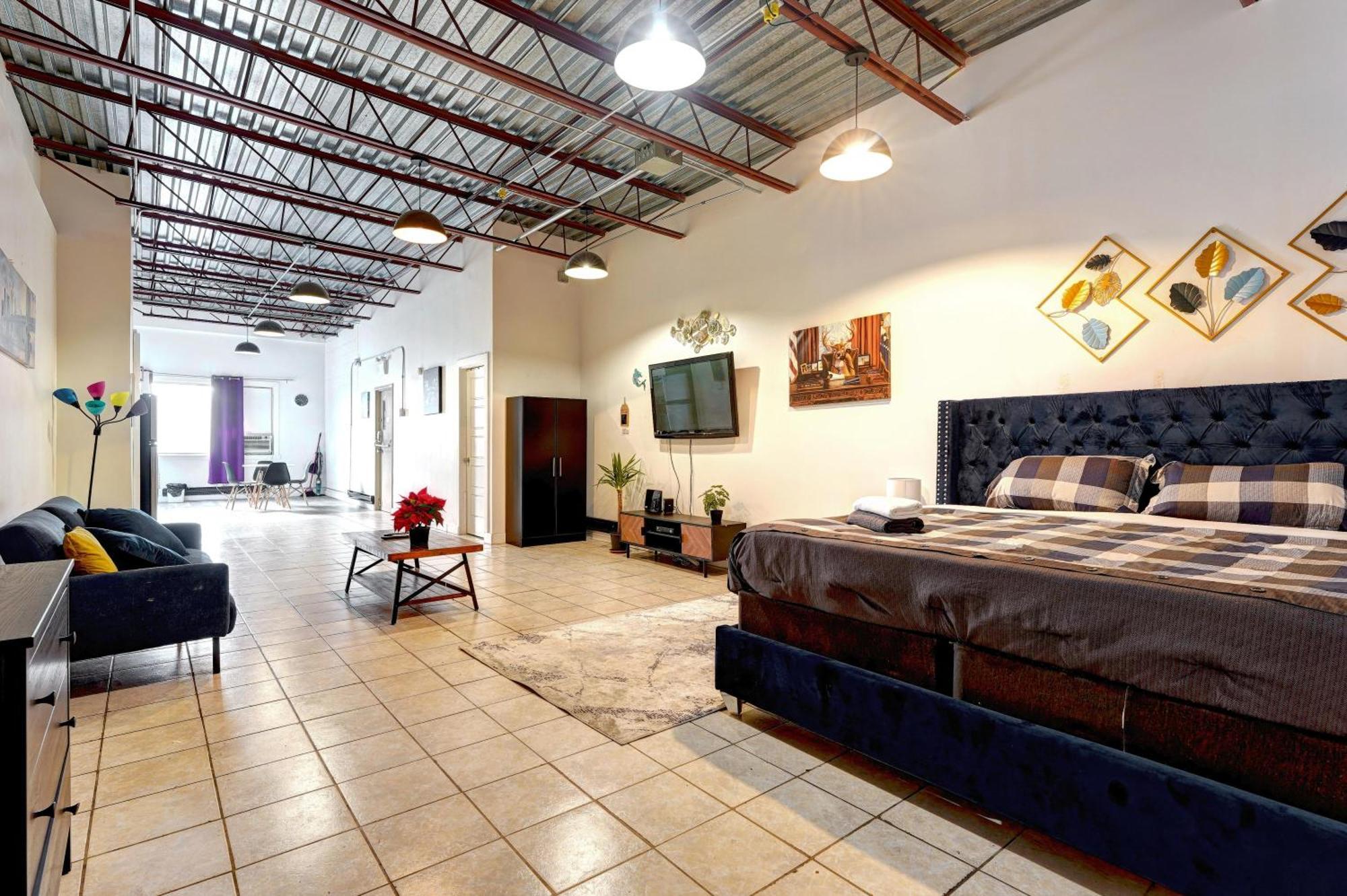 #2 - Big Loft - Plaza St-hubert Apartment *