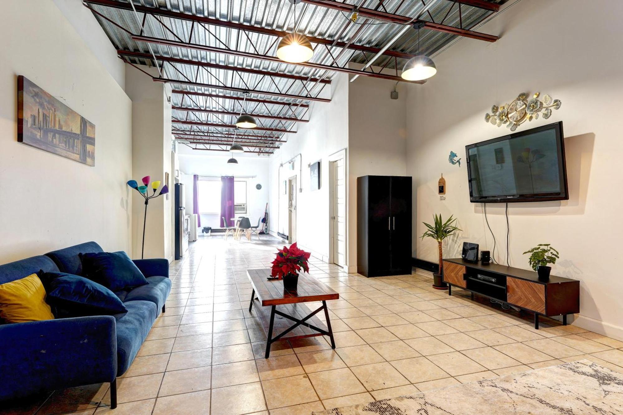 #2 - Big Loft - Plaza St-hubert Apartment