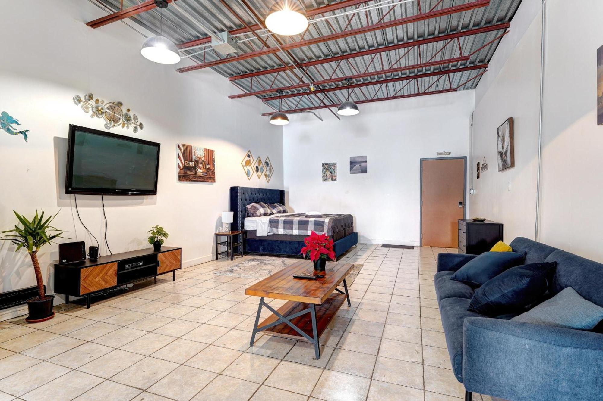 Apartment #2 - Big Loft - Plaza St-hubert *