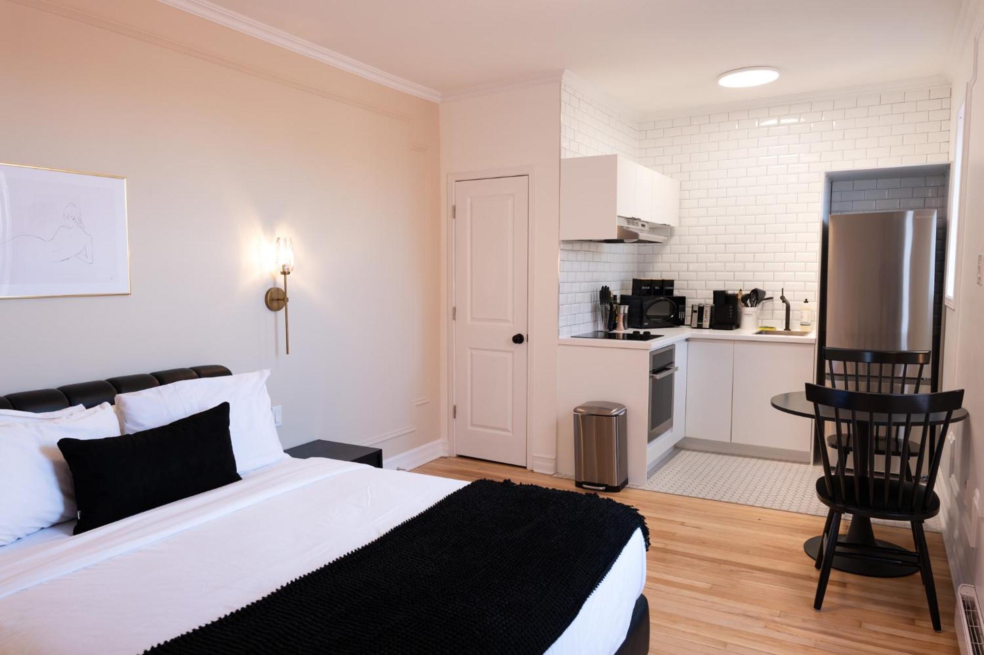 #9 - Classic - Self Check In - Plateau - St-denis - Ac - Tv Apartment Montreal