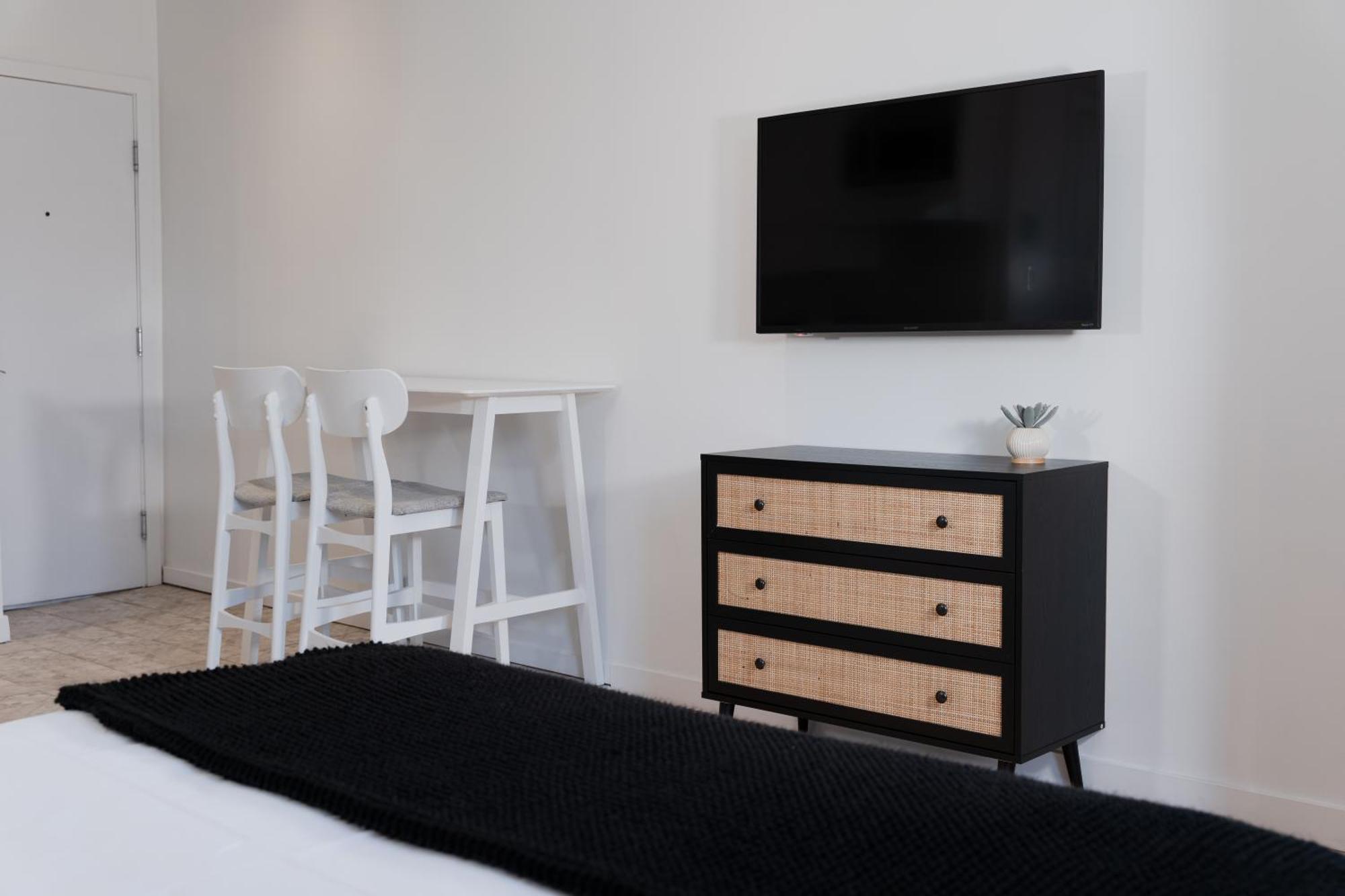 #8 - Refined - Self Check In - Plateau - St-denis - Ac - Tv Apartment *