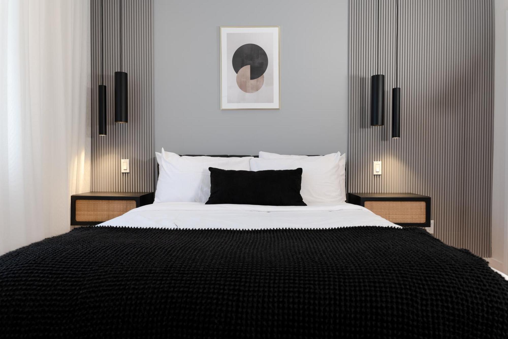 #8 - Refined - Self Check In - Plateau - St-denis - Ac - Tv Apartment