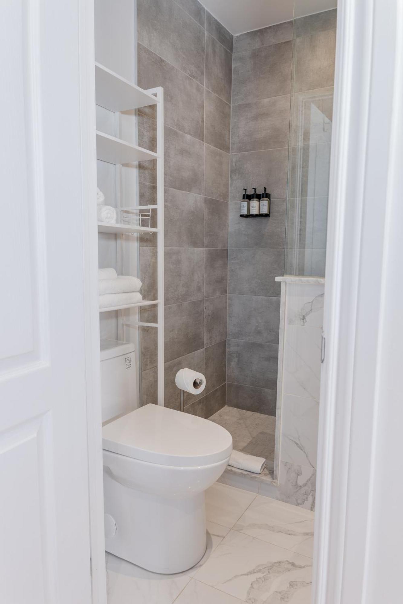 #8 - Refined - Self Check In - Plateau - St-denis - Ac - Tv Apartment