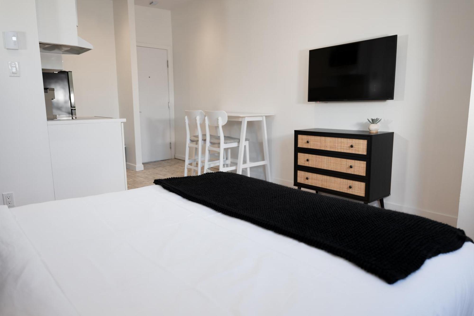 #8 - Refined - Self Check In - Plateau - St-denis - Ac - Tv Apartment Montreal