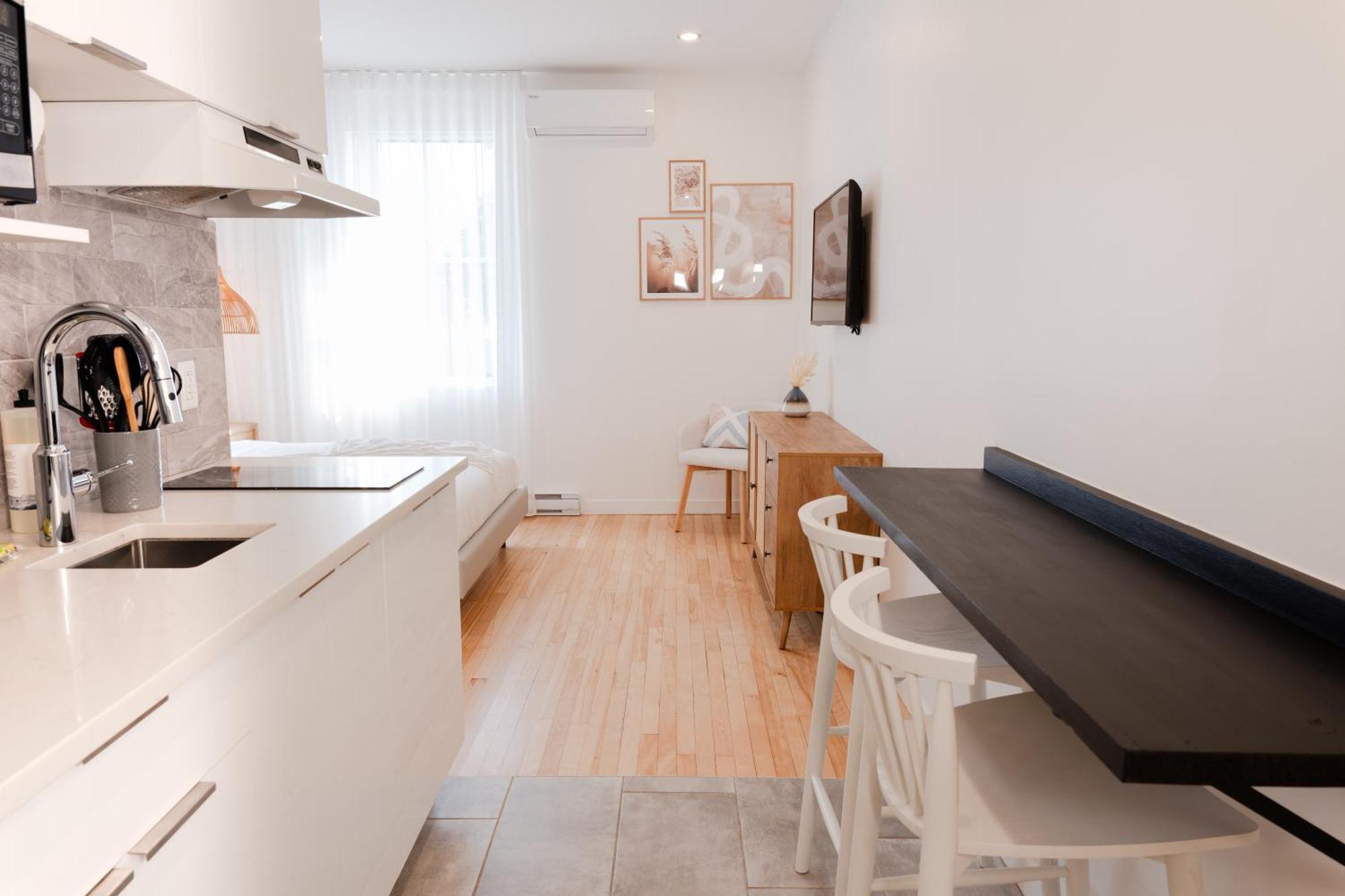 #7 - Charming - Self Check In - Plateau - St-denis - Ac - Tv * Montreal