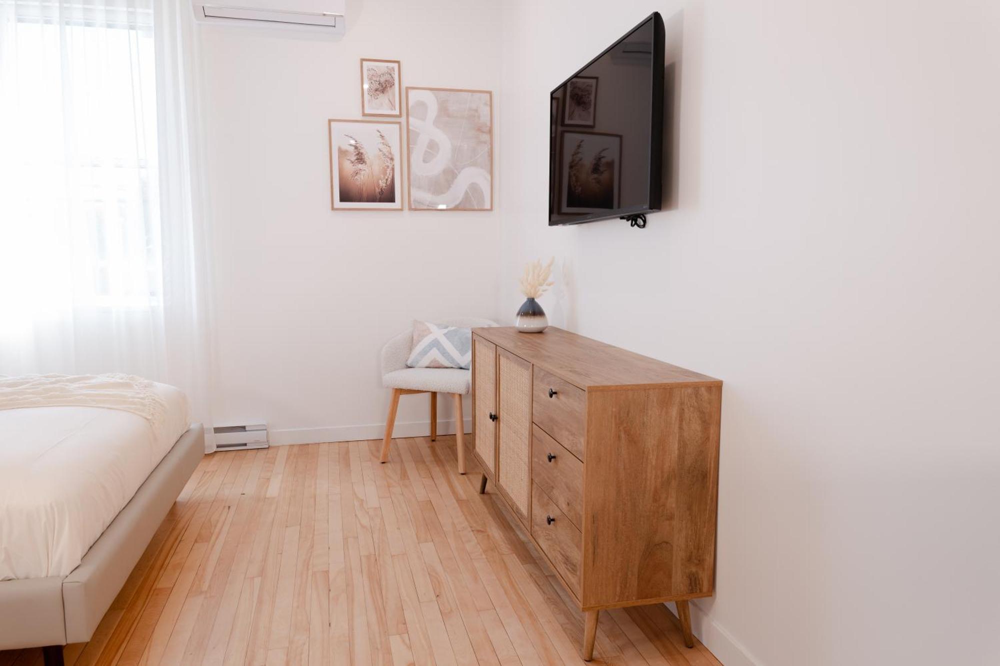 #7 - Charming - Self Check In - Plateau - St-denis - Ac - Tv Apartment
