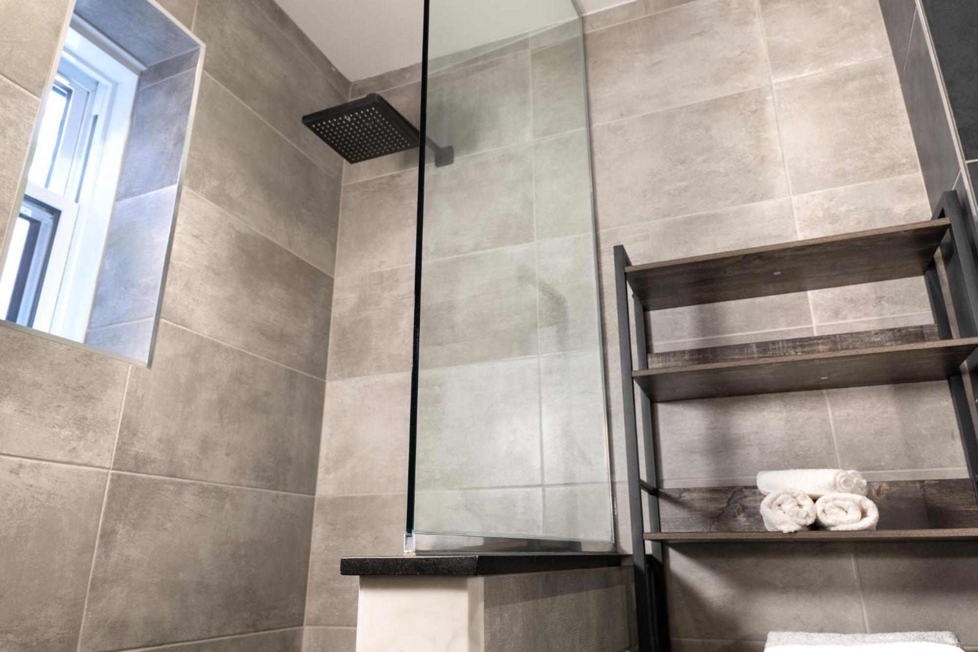 #6 - Artistic - Self Check In - Plateau - St-denis - Ac - Tv Apartment