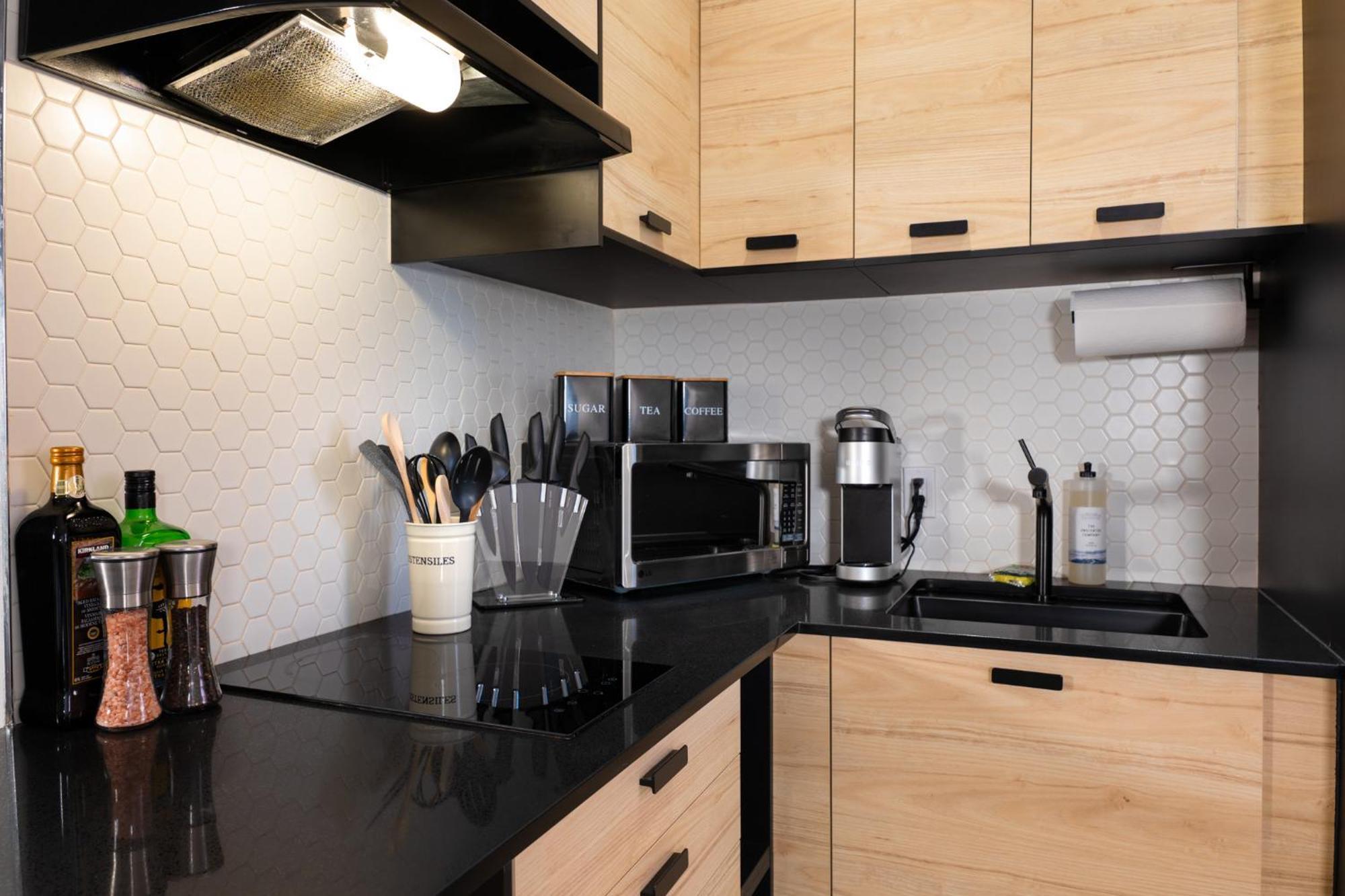 #6 - Artistic - Self Check In - Plateau - St-denis - Ac - Tv Apartment