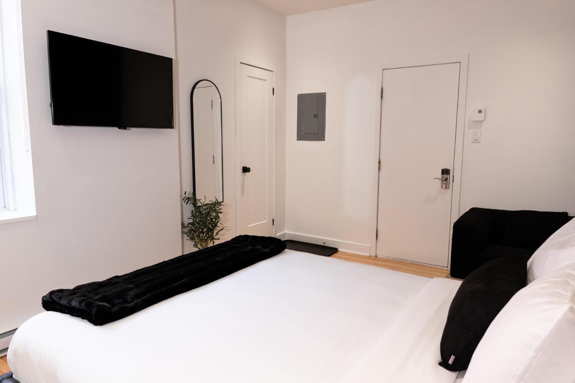 #6 - Artistic - Self Check In - Plateau - St-denis - Ac - Tv Apartment *