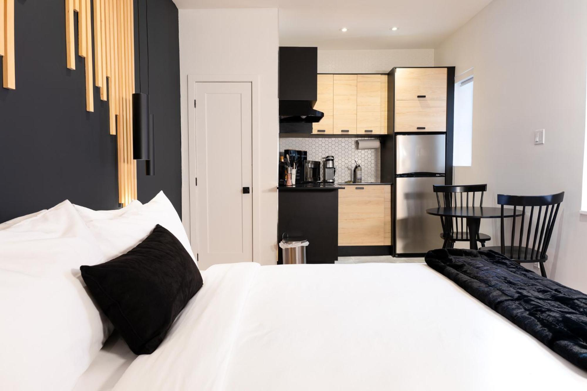 #6 - Artistic - Self Check In - Plateau - St-denis - Ac - Tv Apartment Montreal
