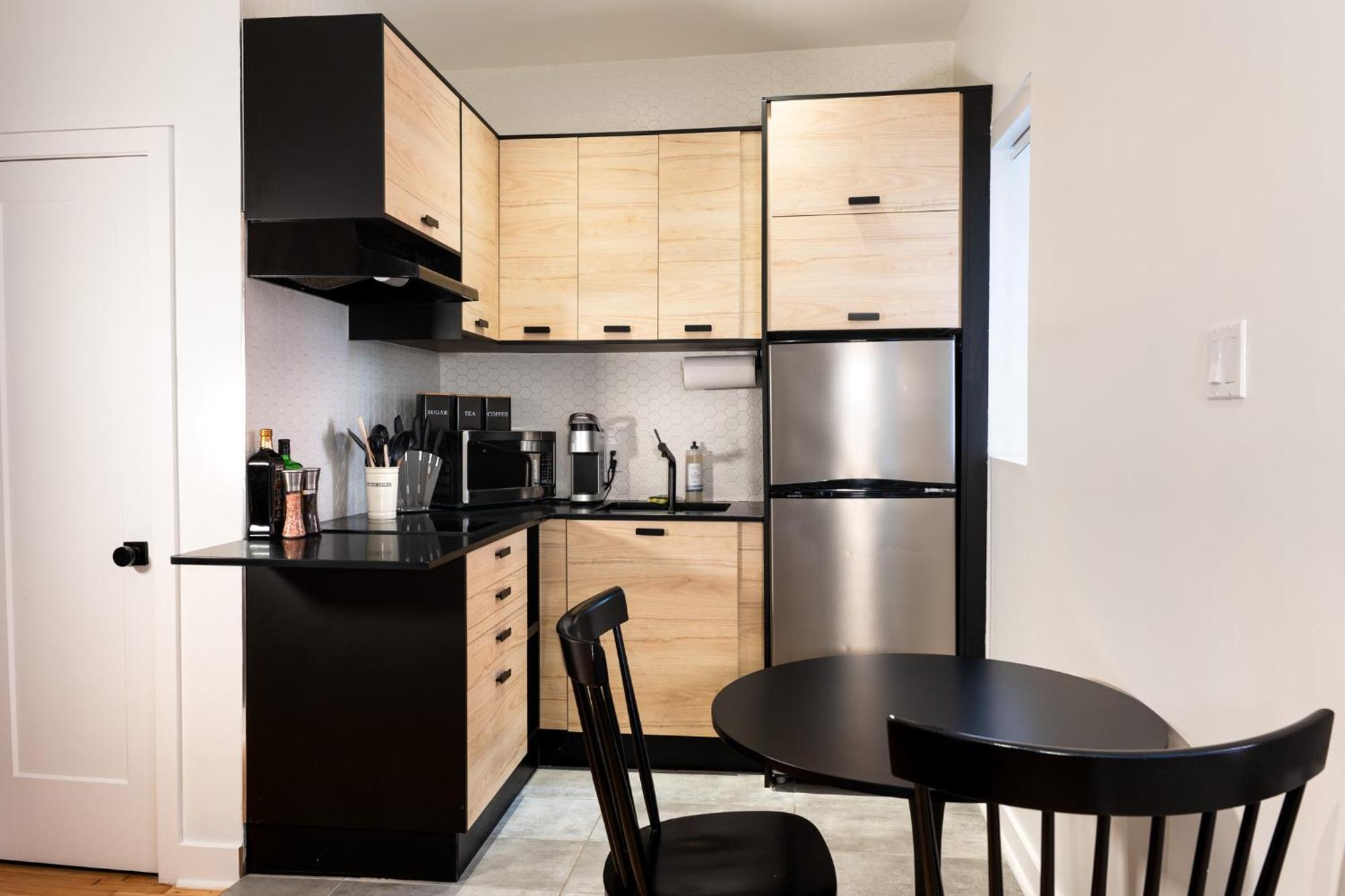 Apartment #6 - Artistic - Self Check In - Plateau - St-denis - Ac - Tv *
